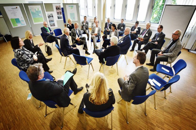 Der 2. Essener Stiftungstag in der Messe - Ost in Essen mit dem Titel Gemeinsam wirken, mit Arne Riepe vom Förderprojekt „BILDUNGSBANDE“ ( BildungsBande) mit Keynoter Prof. Dr. Andreas Schlüter (Generalsekretär des Stiftungsverbandes für die Deutsche Wissenschaft), mit dem neien Oberbürgermeister der Stadt Essen, Thomas Kufen, mit Dr. Stephan Muschick (Geschäftsführer der RWE Stiftung für Energie und Gesellschaft), Winfried Kneip (Geschäftsführer der Stiftung Mercator), Werner Meys (Vorstand der Anneliese Brost Stiftung) auf dem Podium mit Moderator Peter Helbig 8Agendaforum Essen e.V.)